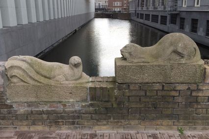 Sculptuur zeehond en otter Den Haag